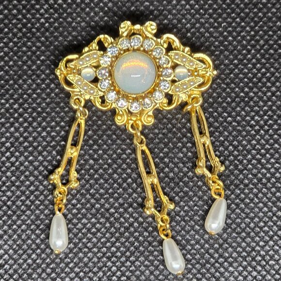 No brand Jewelry - Vintage Gold-Tone Brooch With Opal Center Rhinestones & Faux Pearl Dangling Deta